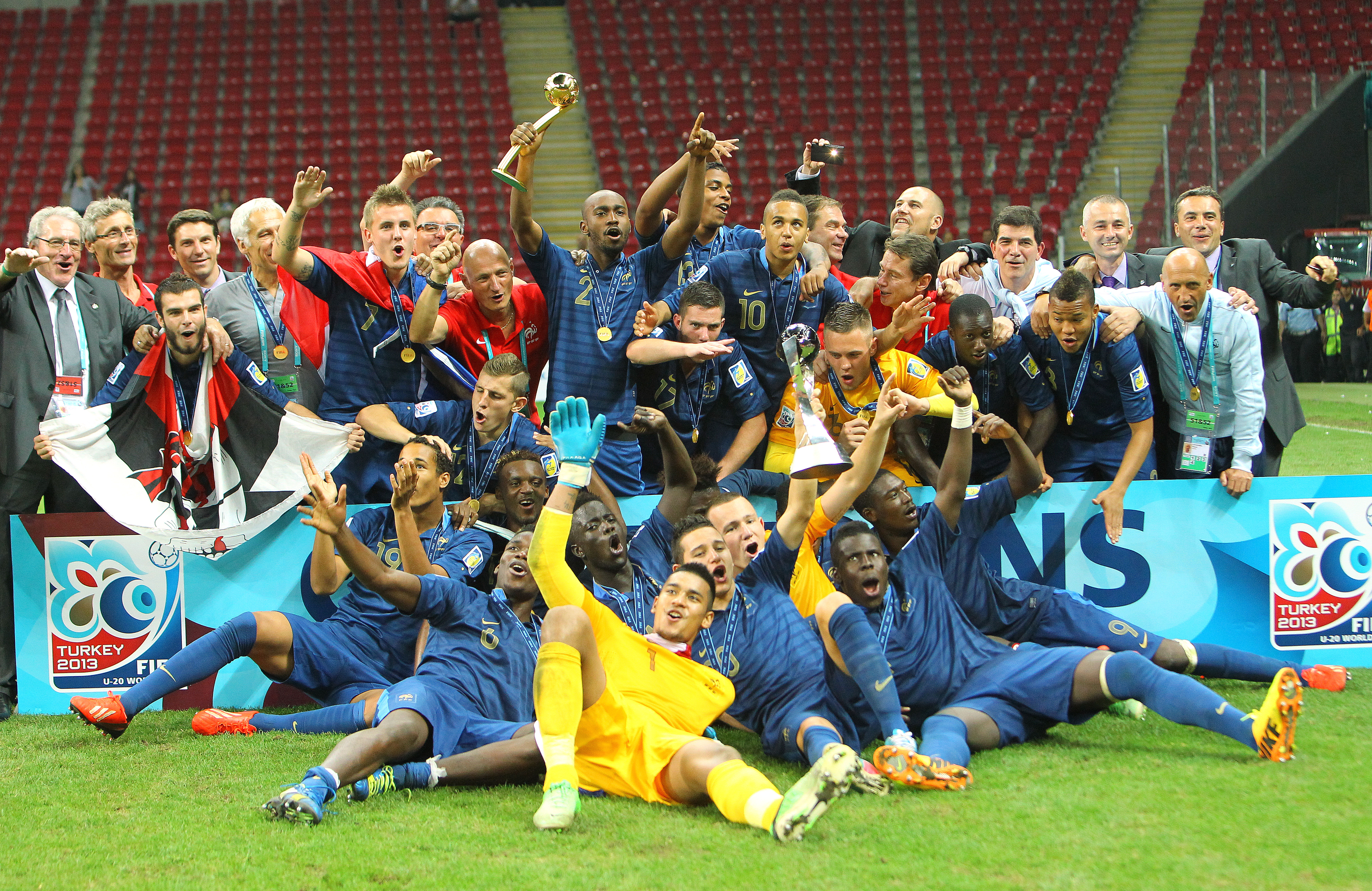 Во сколько сегодня матч по футболу. Сейчас где идет чемпионат. Где сейчас играет. Сейчас где идет чемпионат. Сегодня какие команды будут играть.