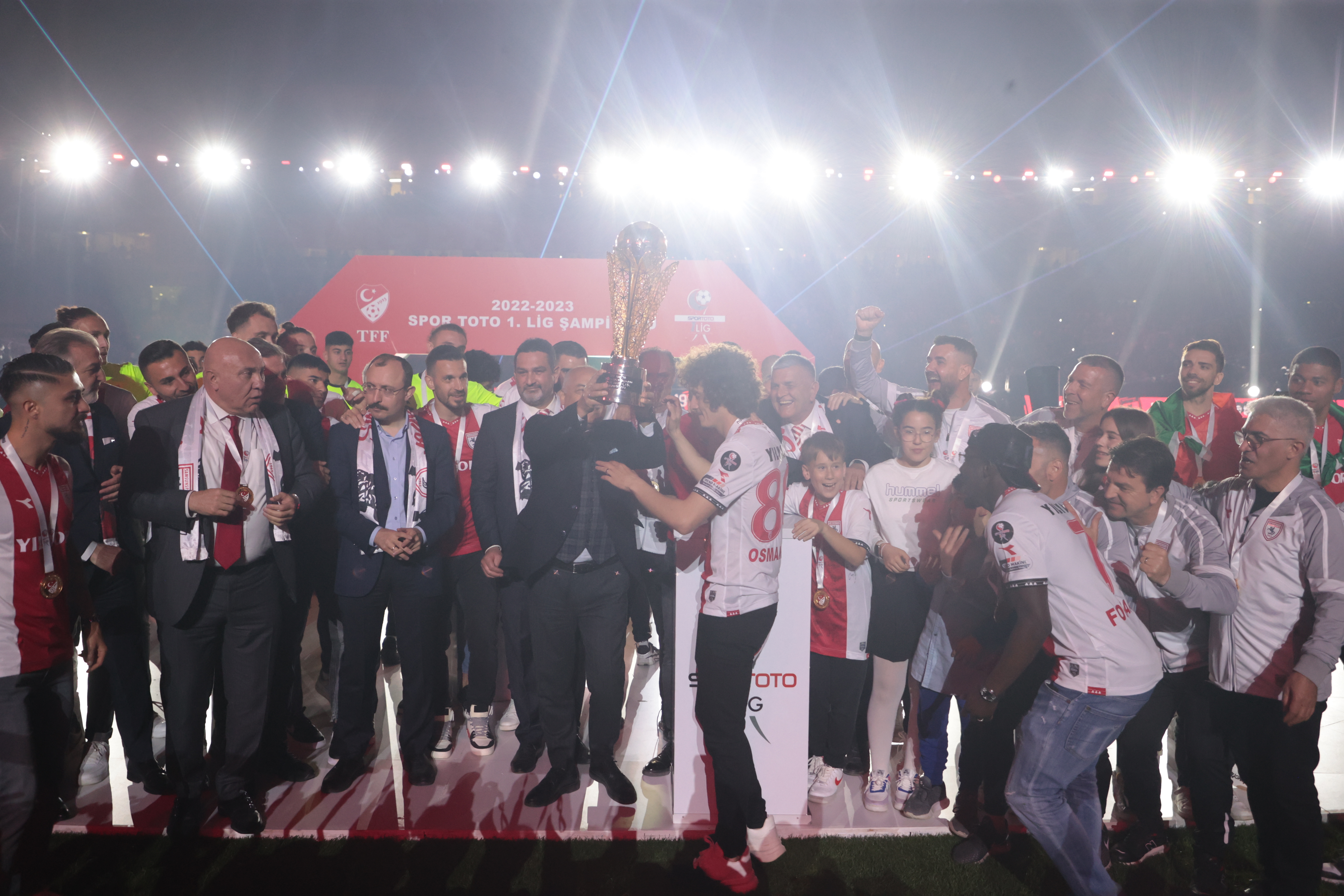 Yılport Samsunspor'a Şampiyonluk Kupasını TFF Başkanı Mehmet Büyükekşi  Verdi - TFF Haberleri TFF